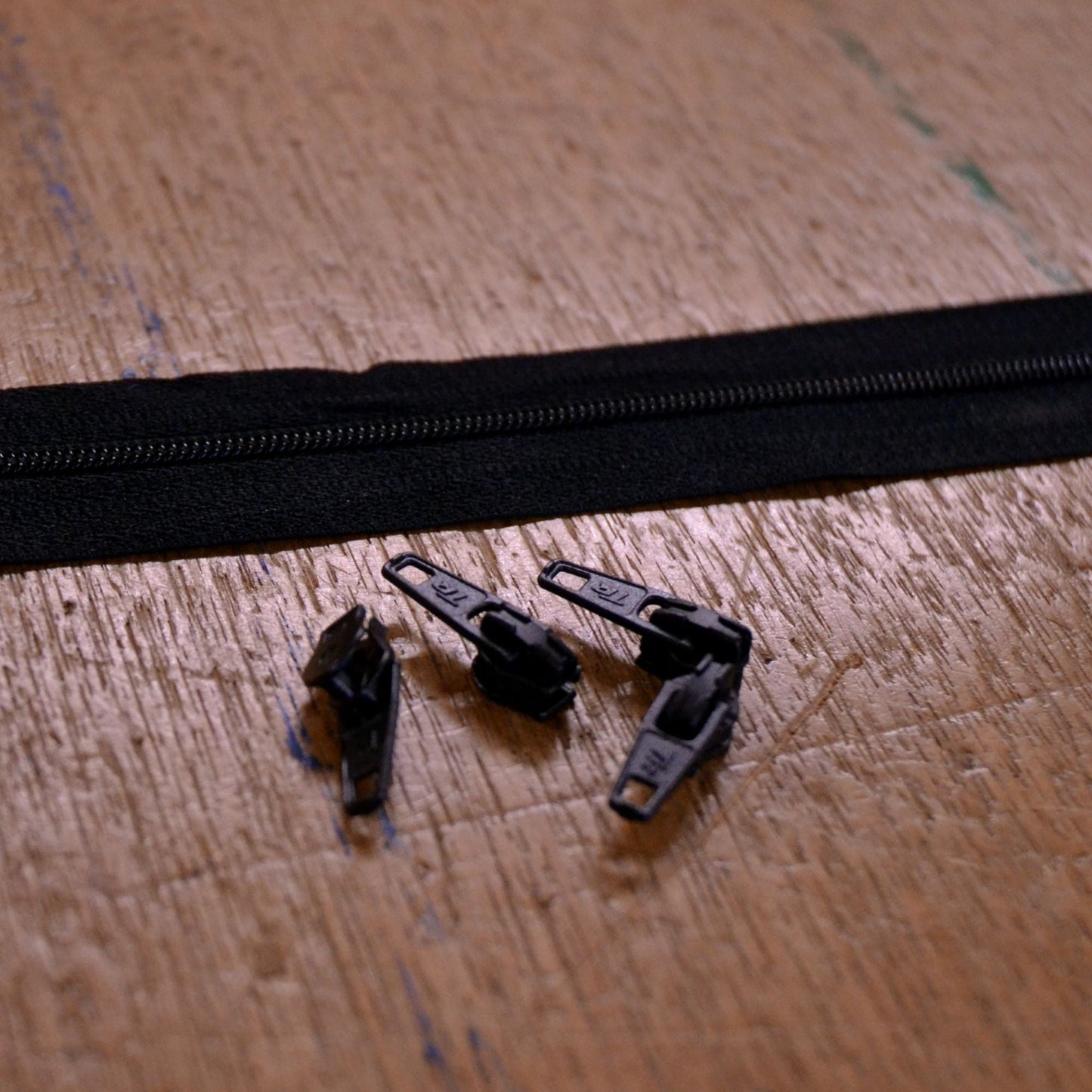 Black 4mm continuous zipping with separate sliders