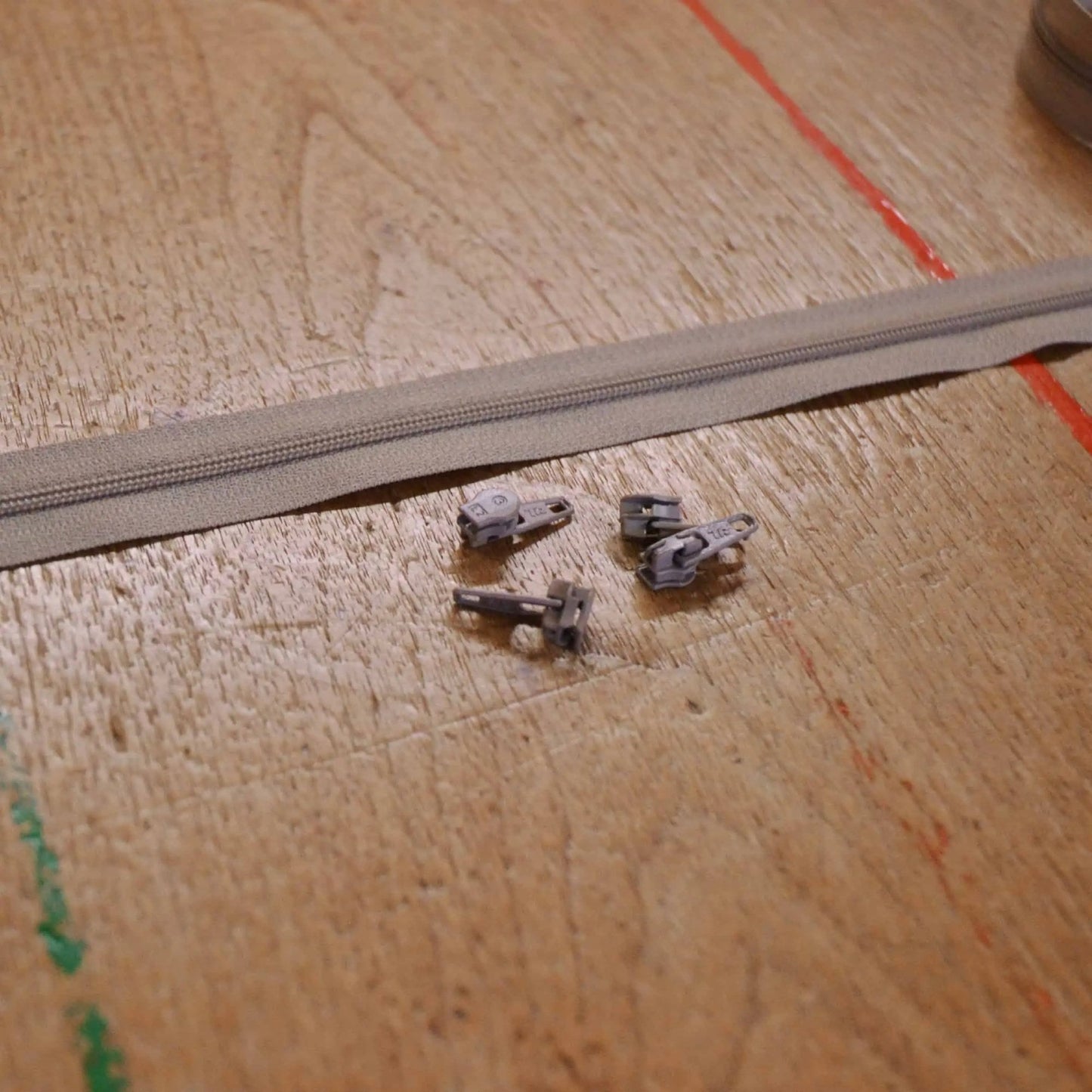 Natural 4mm continuous zipping with separate sliders