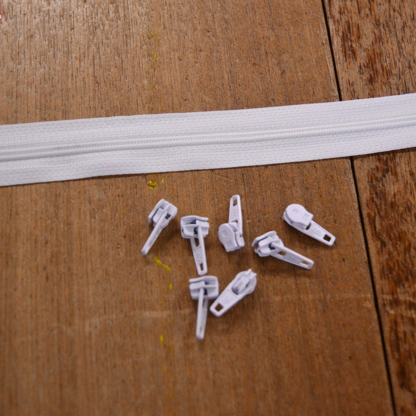 White 4mm continuous zipping with separate sliders