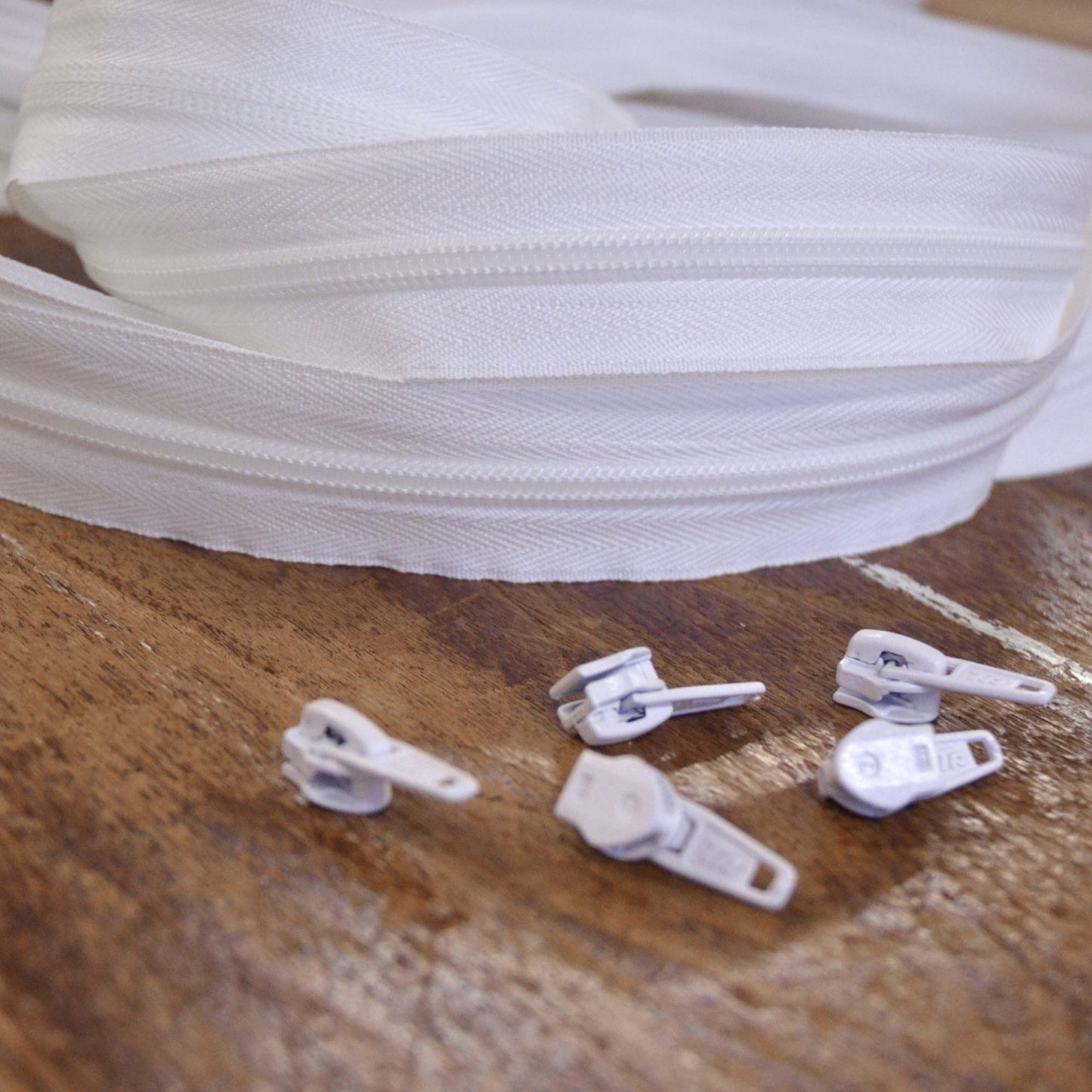 Continuous zip white 6mm teeth on a roll