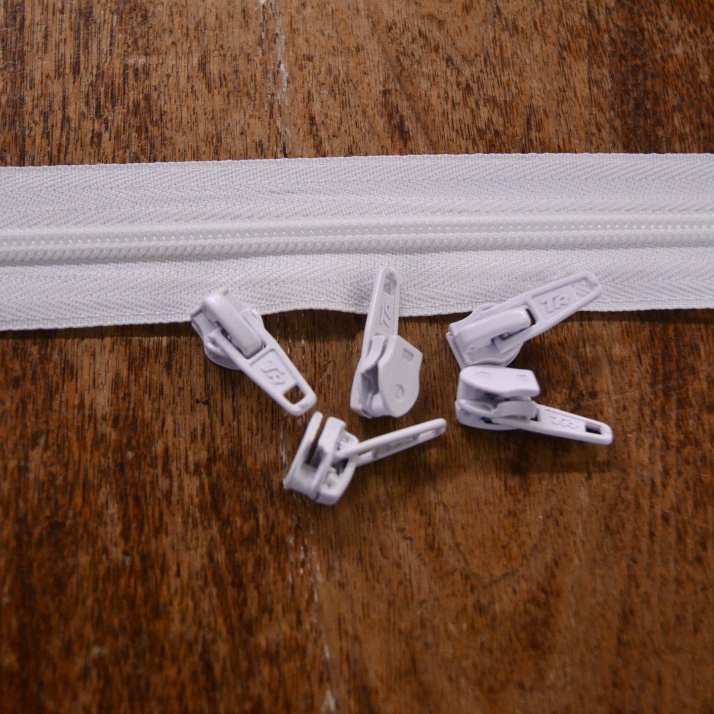White 6mm continuous zipping with separate sliders