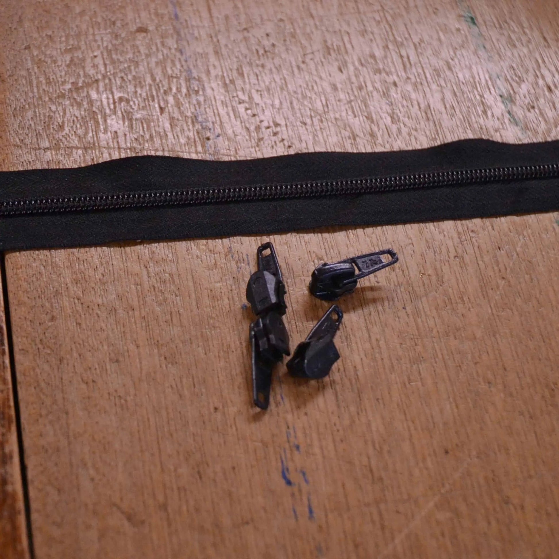 Black 6mm continuous zipping with separate sliders