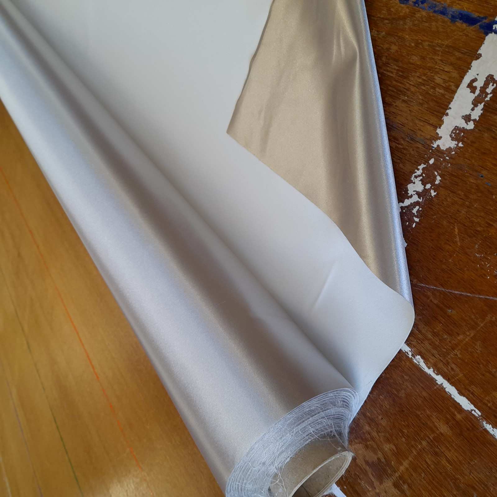 Enhanced thermal curtain lining with a metallic coating for maximum heat reflection